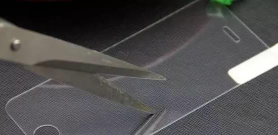 钢化膜碎了，怎么办？（以钢化膜碎为主题的解决方案）