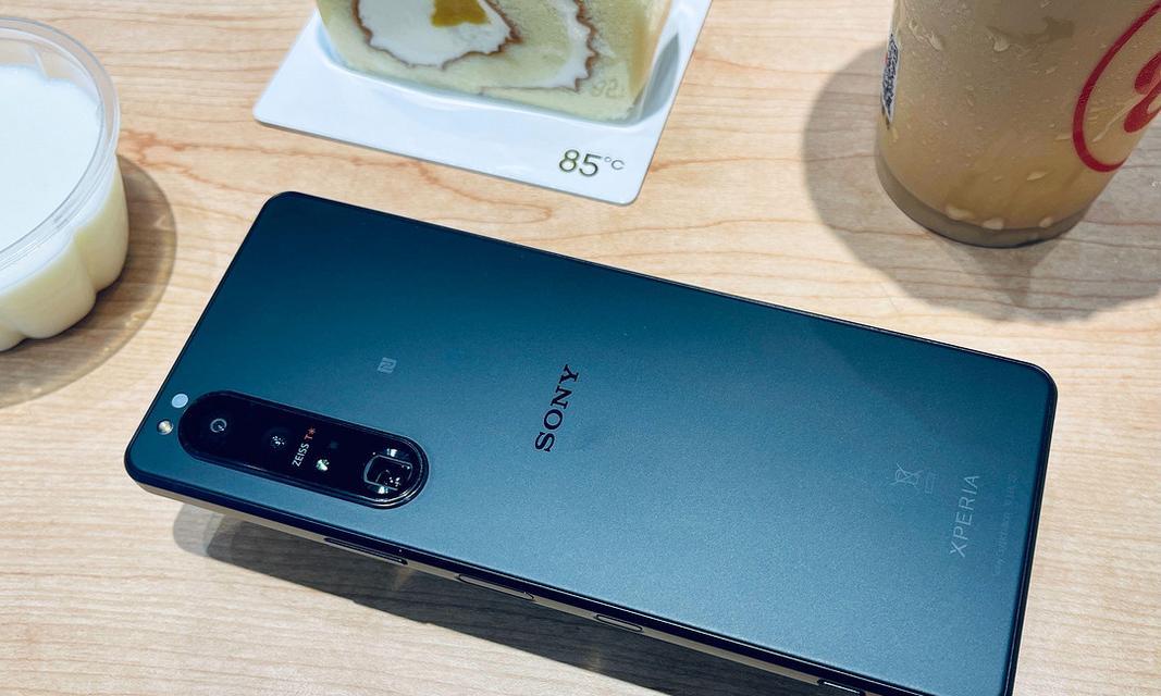索尼XperiaZ5c（一款强调性能和便携性的小屏旗舰手机）