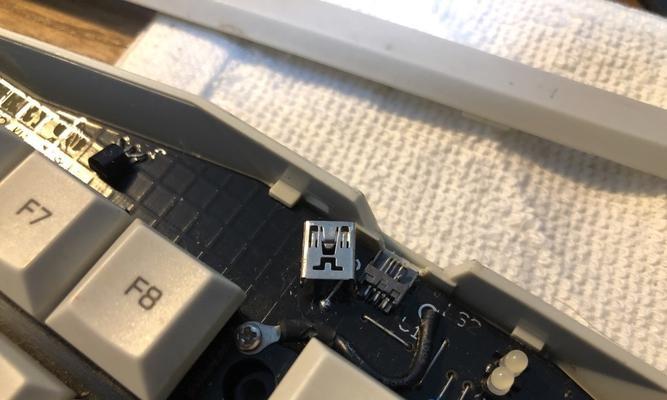 电脑键盘接口维修教程（解决键盘接口故障的实用指南）